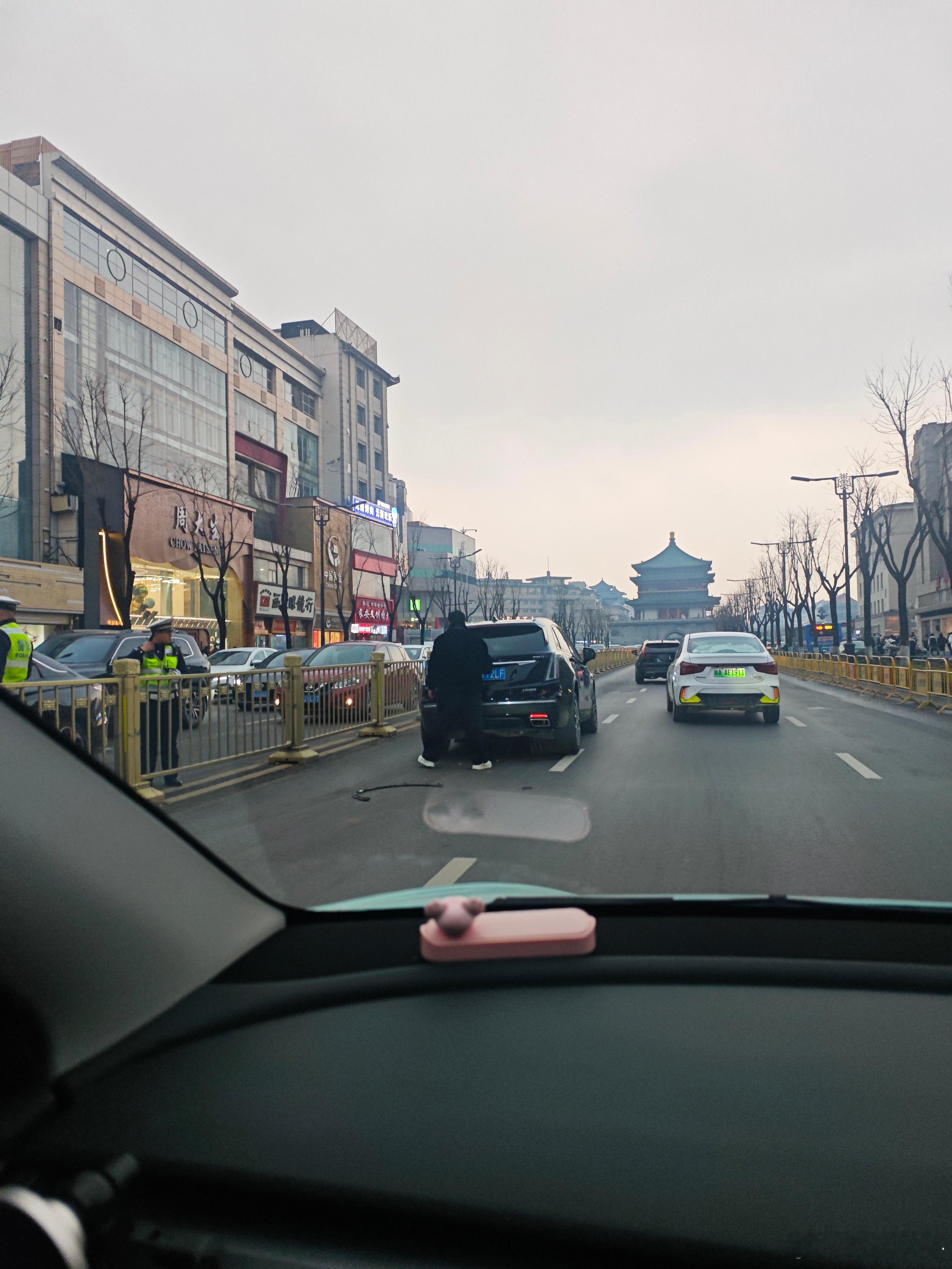 是不是司机拿手机专注拍钟楼呢，左前轮撞了十几米护栏，回头一看，凯迪拉克轴断了凯迪