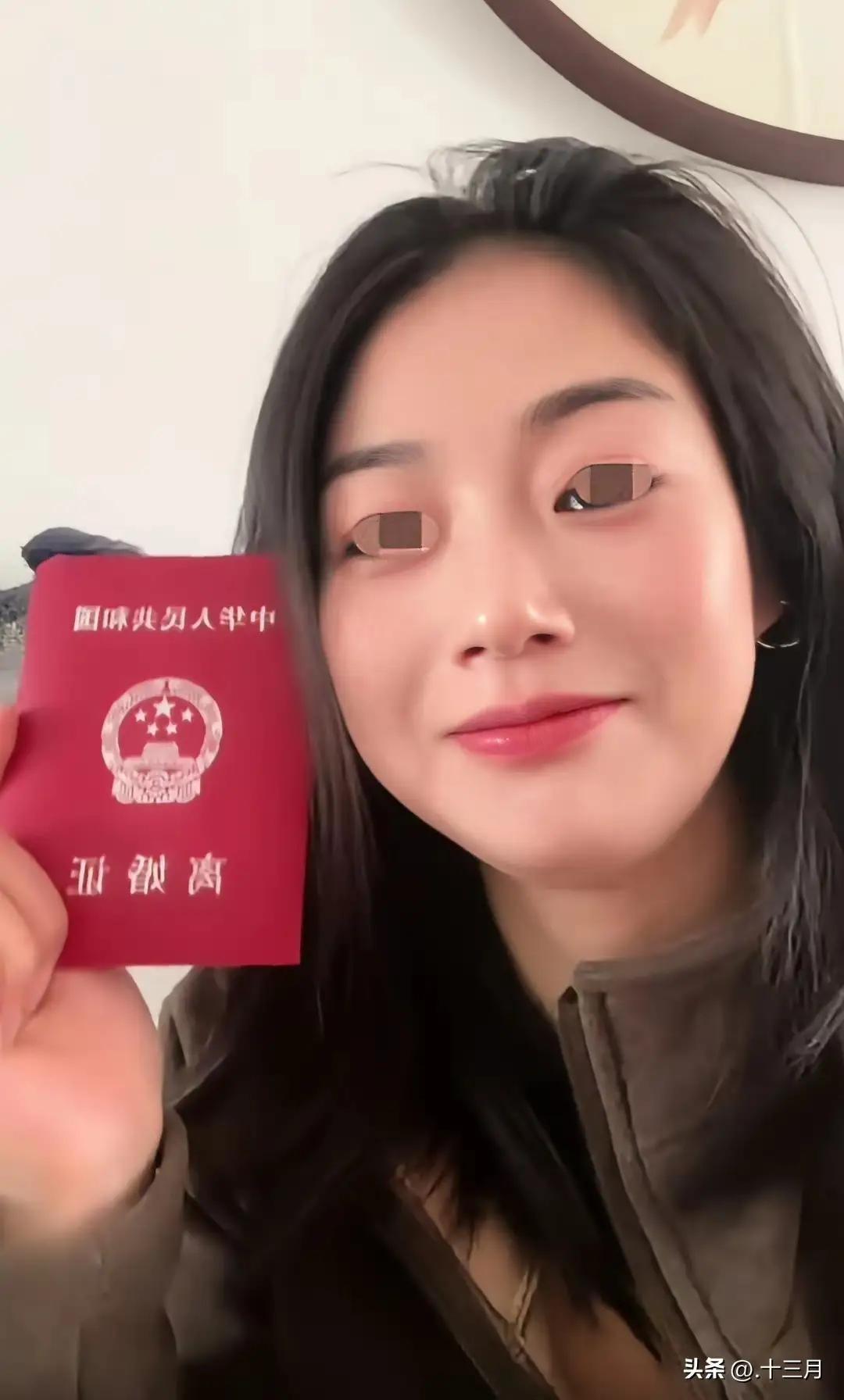 广东一40岁女子结束了长达17年的婚姻，离婚后女子并没有想其她女子一样哭哭啼啼。