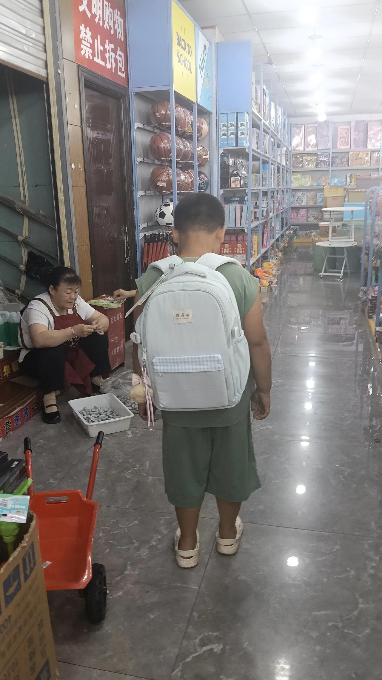 扫黑除恶最关键的环节，我觉得是“打伞破网”。很多人以为扫黑除恶就是抓混混、端团伙