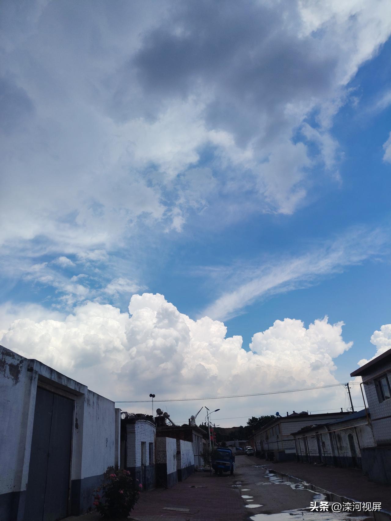 今日阵雨强 时下时空挡
雨过云渐开 彩云蓝天上
