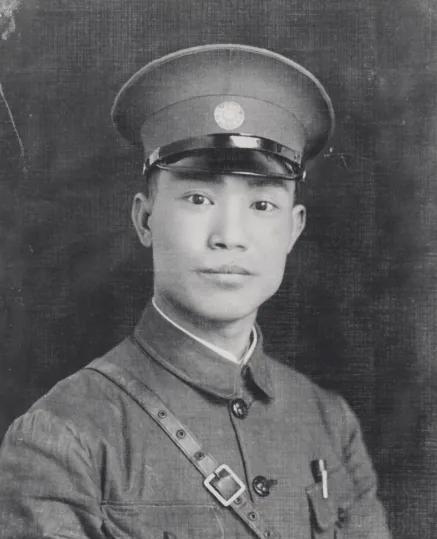 1925年，陈诚正准备休息，但妻子用手刚碰到自己身体，便被他一把推倒在地。吴舜莲