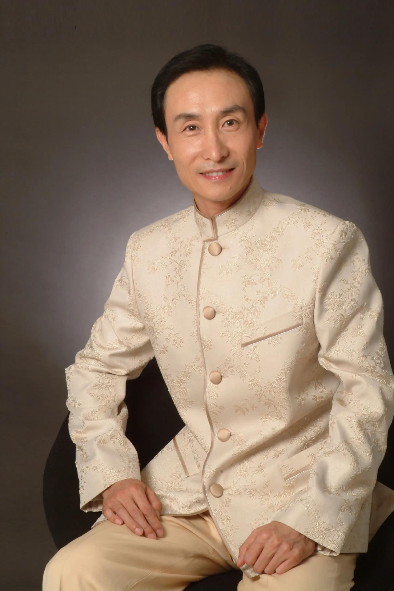 演员，巩汉林说，1990年我第一次上春晚，当时我在辽宁电视台演过两个节目，当时演