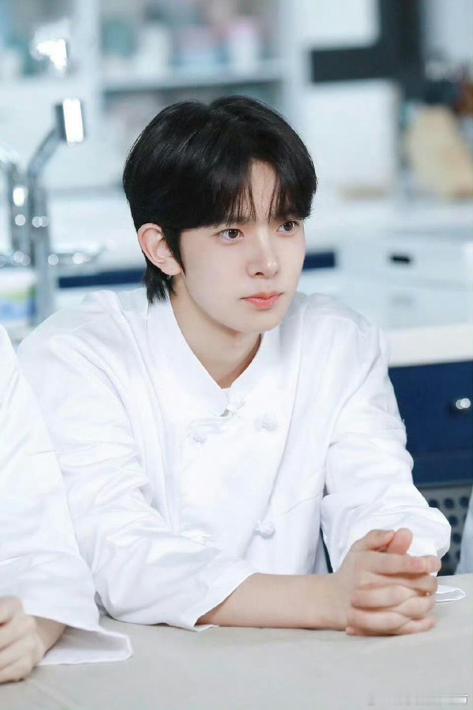 李羲承清爽感夏日限定清爽少年李羲承，一整个干净治愈氛围感。自带清冷白月光滤镜，皮