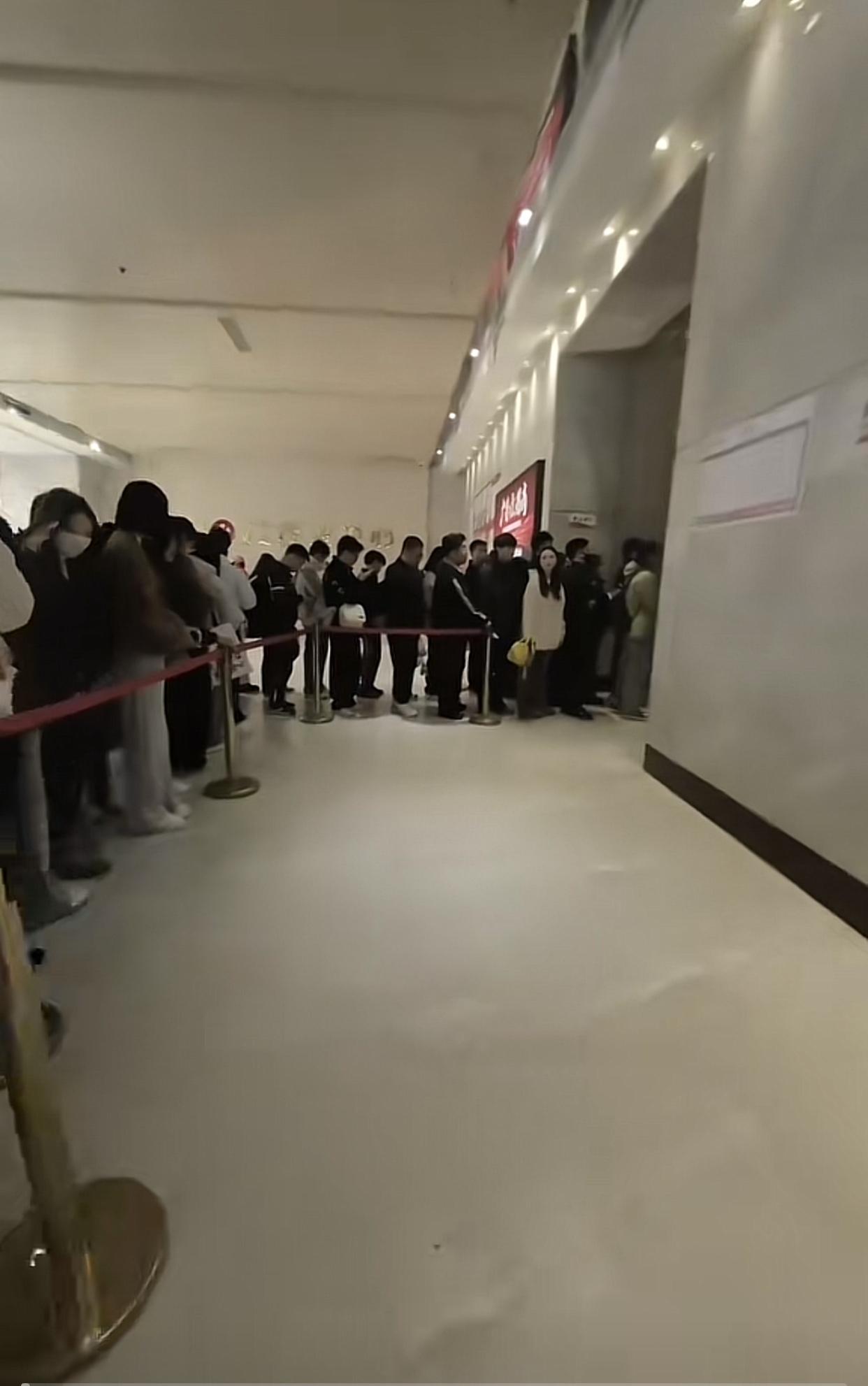 骑手为了不超时有特权吗？
近日河北，一女骑手在上班高峰期，进写字楼送餐，她发现现