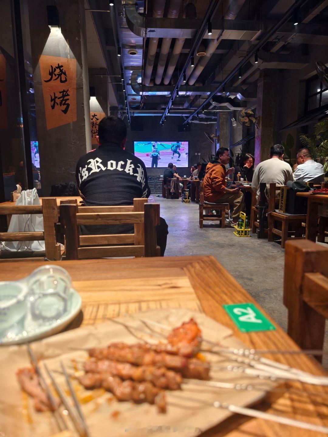 吃啥是次要的[开学季]关键是饭店里播#CBA揭幕战#那着我不得撸串坐坐#哈布尔的