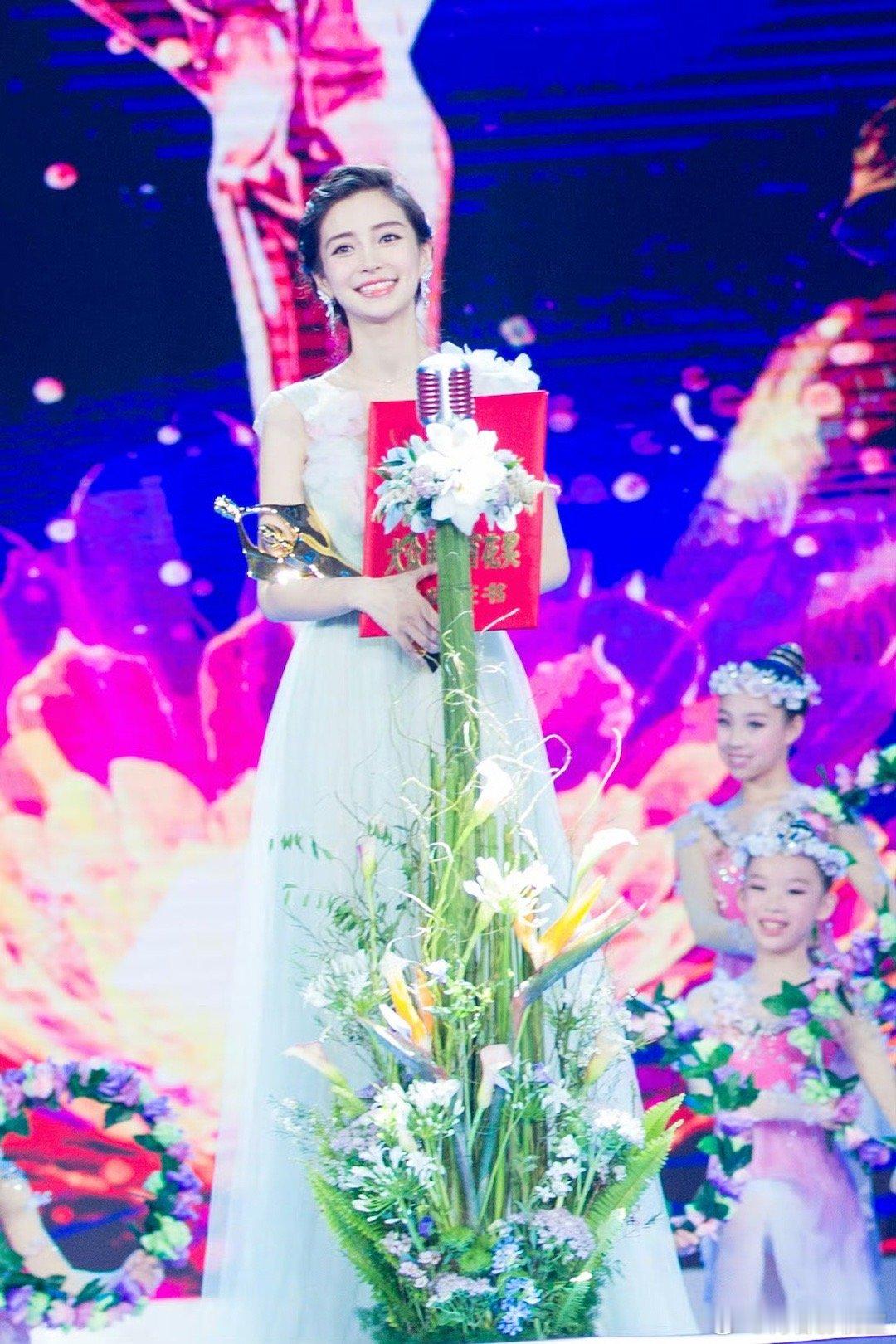 #赵丽颖百花奖最佳女配角# 百花影妃：赵丽颖、angelababy。高叶以两票落