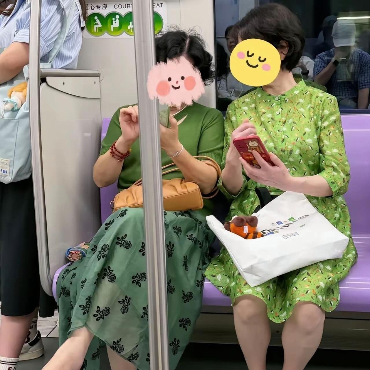 地铁偶遇两位普通阿姨，平平无奇却自带高级感
 
今天坐地铁碰到两位阿姨，一下子就