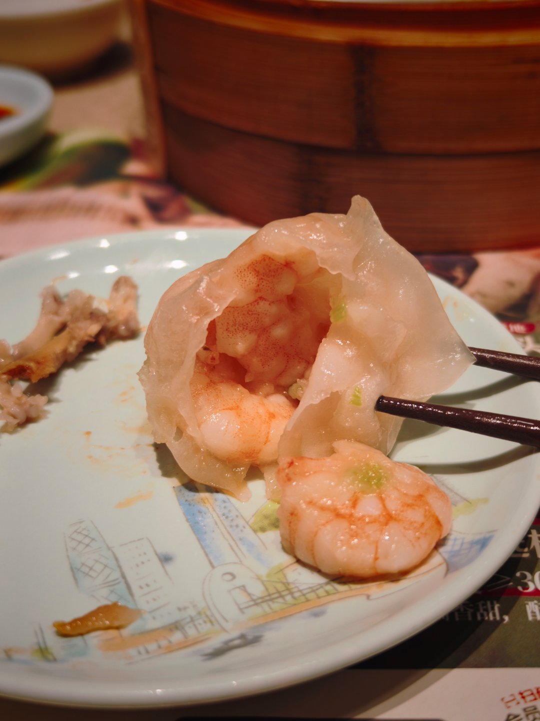 早茶局的快乐，是被一笼笼烟火气填满的。红墙竹屉配热茶，这口热乎劲儿，是降温后广州