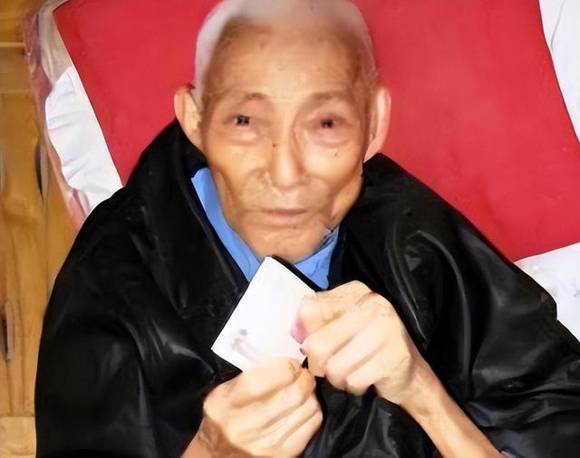 1997年，四川两位八旬老人经相亲再婚。一位是农村独居老太，一位曾服役于川军刘湘