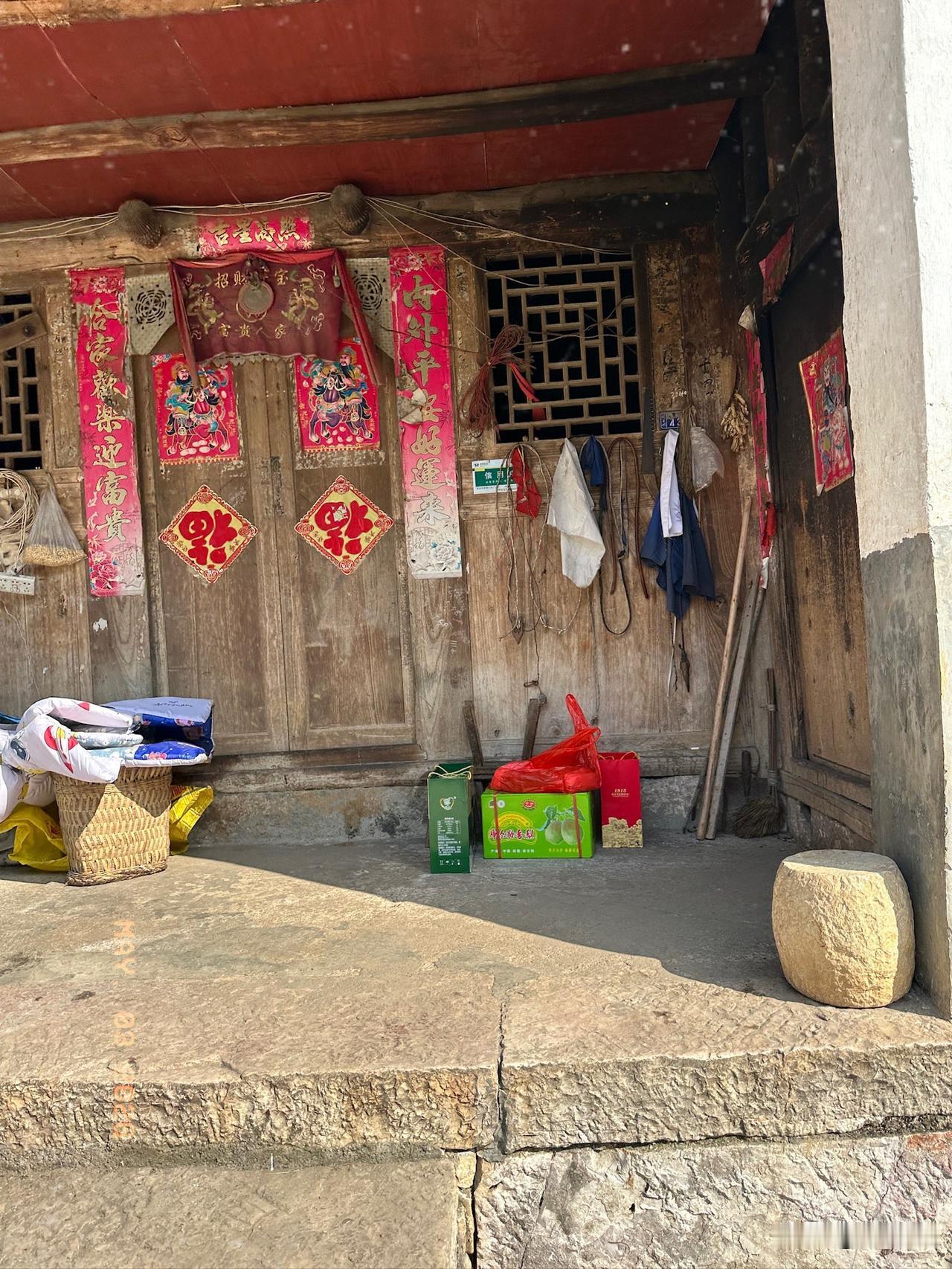老家农村这种瓦房几乎看不到了，多建造于八九十年代。以前谁家是三间大瓦房算是不错了