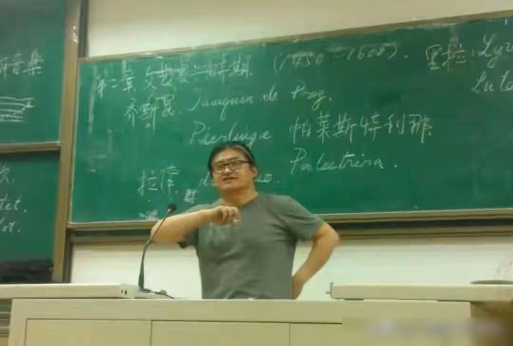刘欢老师是1991年进入对外经贸大学的，2023年退休，在校工作32年，怎么职称