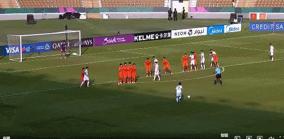 U23国足vs乌兹别克斯坦U23李昊上演极限扑救 又是李昊！两连扑！ 