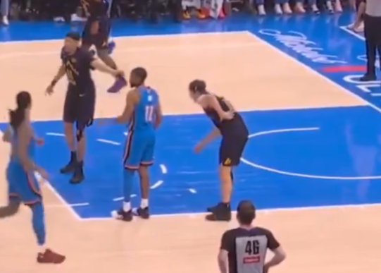 里夫斯伤缺四到六周有媒体晒出了湖人对阵雷霆比赛中的一些截图，画面显示里夫斯早在比