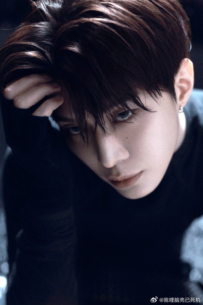 范丞丞8很吉利一起继续吧范丞丞出道八周年写真 范丞丞8很吉利一起继续吧，谁懂范丞