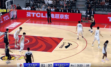 徐杰轰进第一粒三分打停青岛
北京时间1月16日，广东与青岛的比赛进行至末节还有3