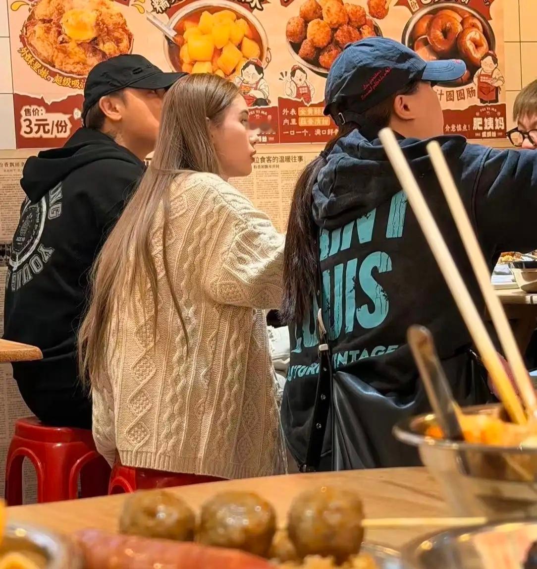 黄子韬和老婆徐艺洋现身杭州一家餐馆吃螺蛳粉，夫妻俩坐在一起，全程有说有笑，徐艺洋