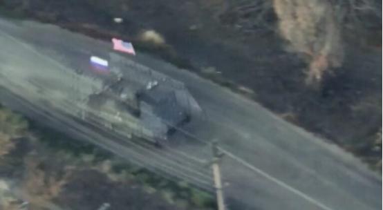 普京和特朗普会面后，俄军战车挂着美国国旗冲击乌军阵地，乌克兰怒批：无耻至极！
