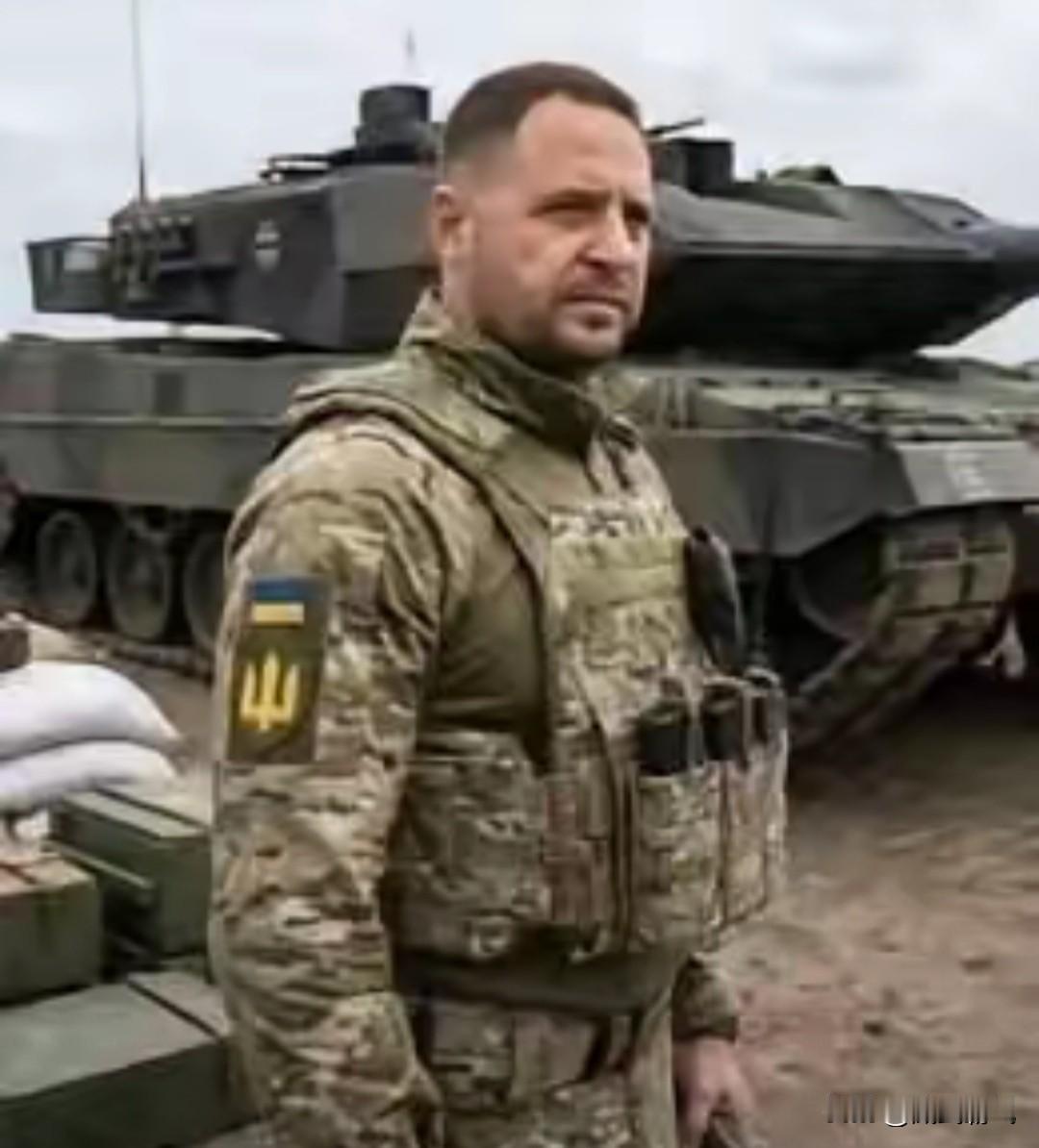 泽连斯基遇上惊险一幕！
乌克兰总统泽连斯基12月1日飞往爱尔兰访问时，专机差点撞