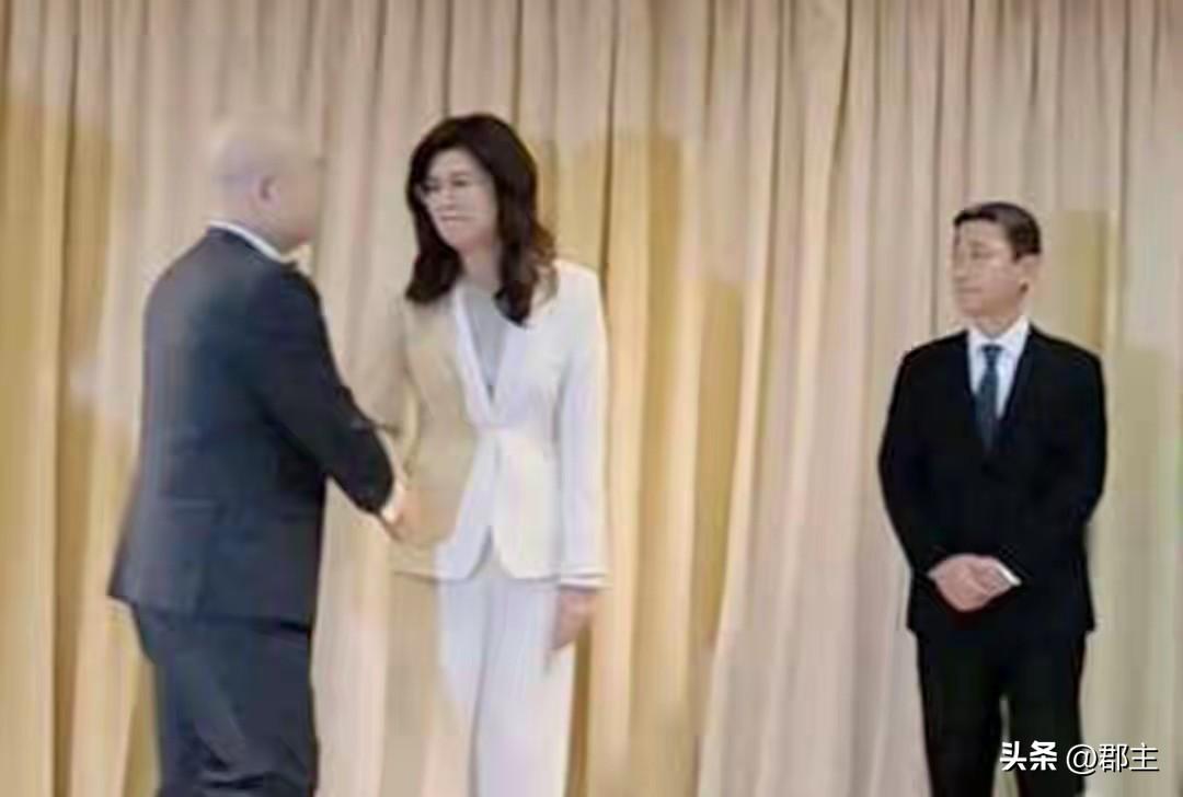 郑丽文，一个人伪装久了，总会露出真实面孔！
你以为日本方面，会为了郑丽文为日本熊