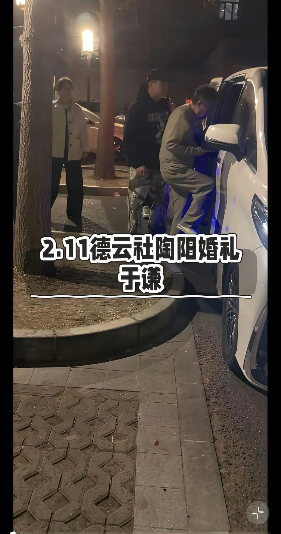陶阳：谦大爷，今天您这绿松石可太抢眼了，听说价值不菲啊。

于谦：哈哈，自己喜欢