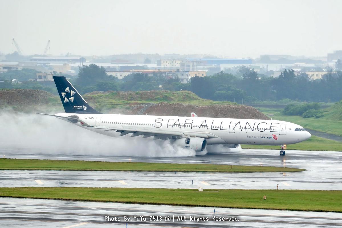 千禧年的盛夏，热浪裹挟着不安的气息笼罩着深圳黄田机场。对于刚刚卸下高考重担的十九