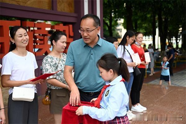 峨眉一小换帅，由校长周雨松接替曹俊波担任党总支书记

曹书记稳重务实，偏向党建引
