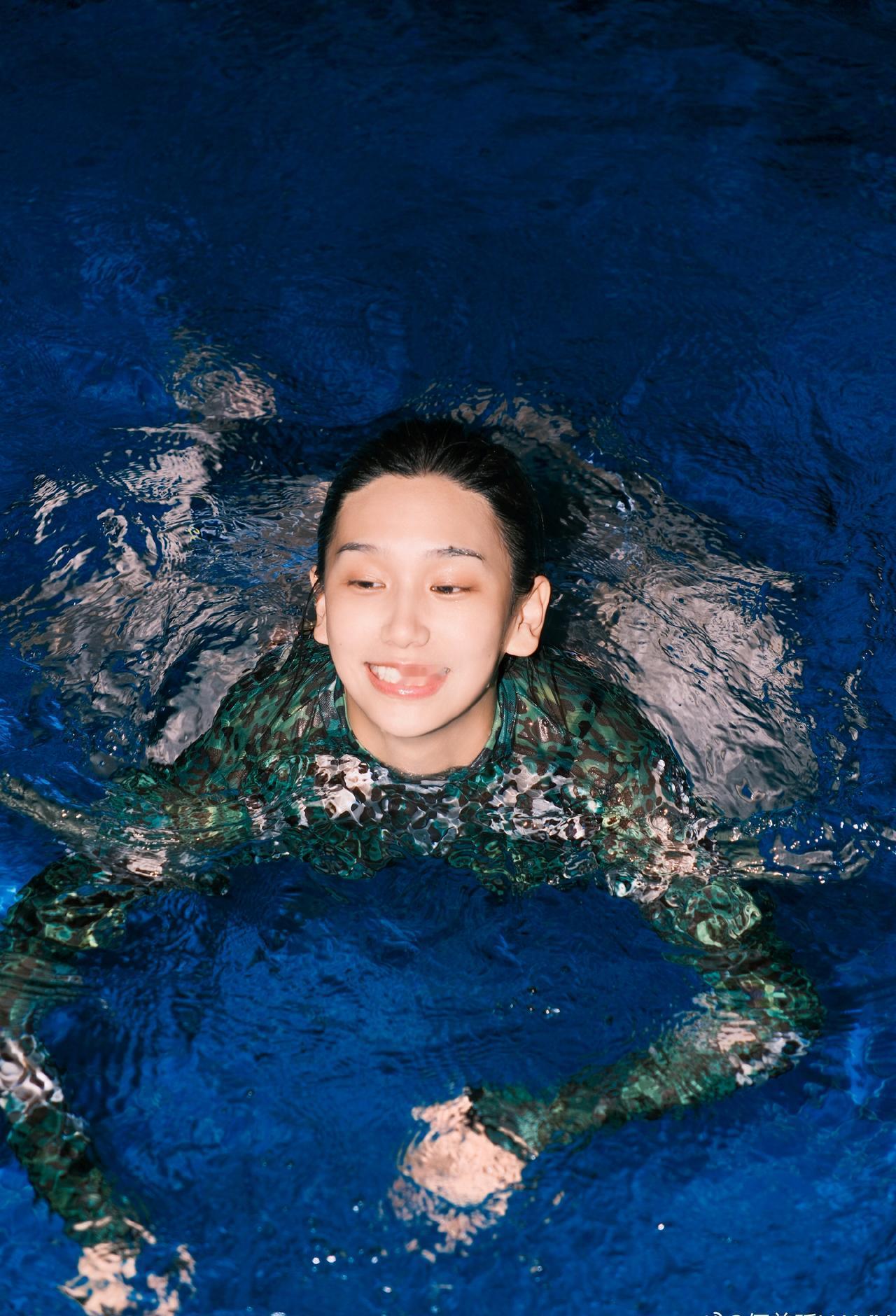 23岁偶像已经是三孩妈妈，这发际线后退的不只是头发。
节目里烫伤第一反应是嘟嘴求