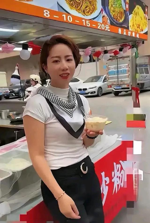 炒粉为什么那么好卖?
炒粉这街摊生意主要面向的是当地，普通阶层的打工人群，可能工