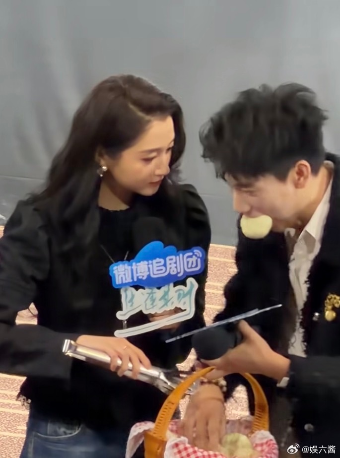 王子奇关晓彤你俩吃饱了吧 吾腹腹，谁懂这个王子奇叼着个大包子过来的时候有多好笑，