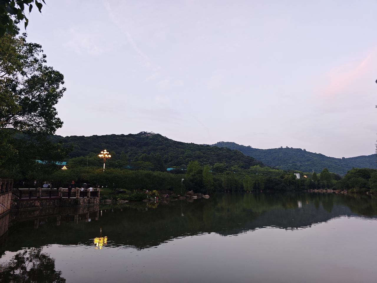 静谧湖畔，灯影婆娑，绿意盎然，心旷神怡。绿水青山就是金山银山，确实没错。我们要好