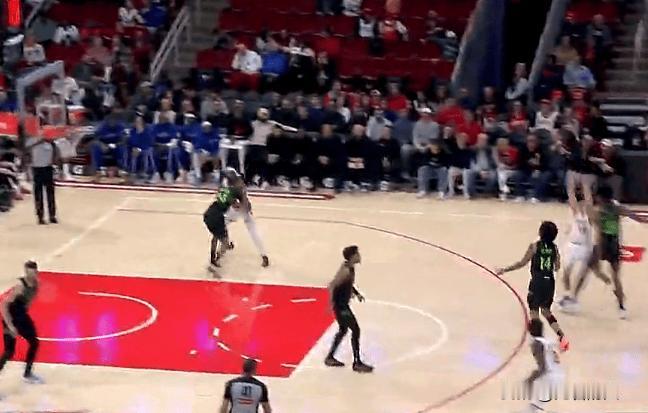 火箭年轻人打的不错，小贾连续三分命中，半场不到22分



小贾巴里史密斯状态出