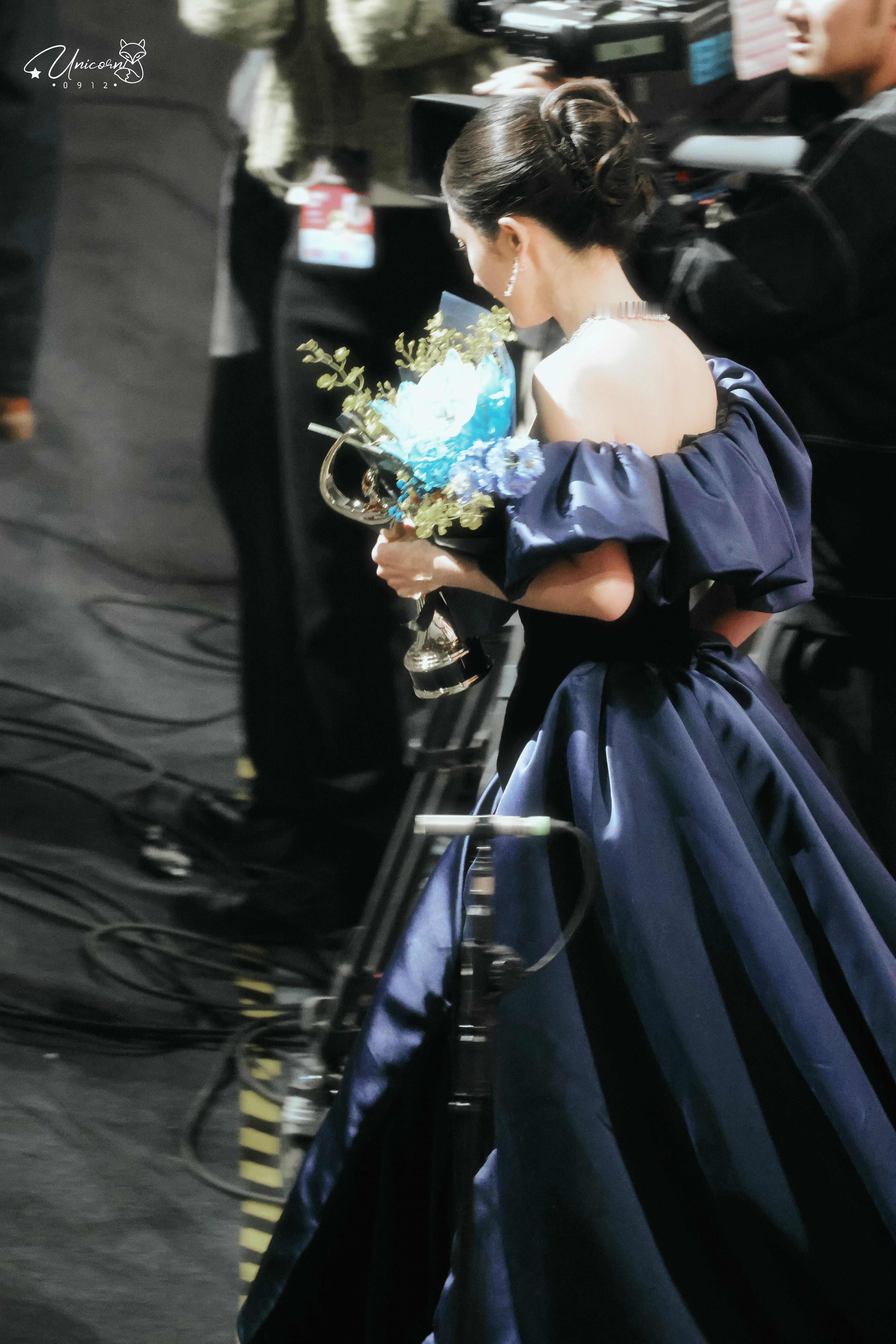 杨幂 🦄杨幂微博QUEEN狂风暴雨都是女王的加冕礼