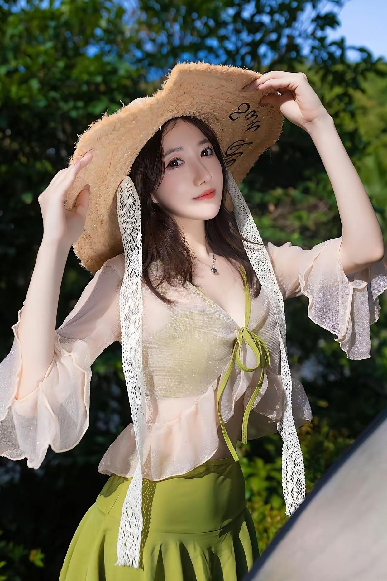 夏日田园风穿搭，草帽+蕾丝上衣+绿色裙子，清新自然！🌿💐👗