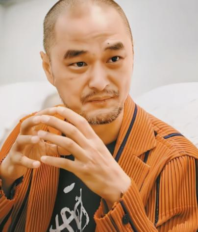 “我就是好色，我当妇科医生，我能光明正大地看女人。”1998年，一个29岁的医学