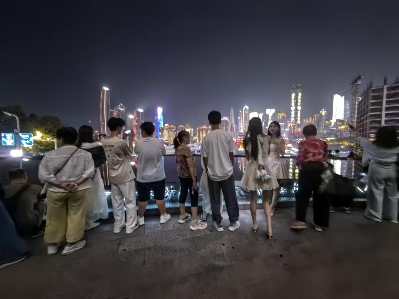 被誉为“8D魔幻之都”的重庆，以独特的地理风貌向世界展示着东方都市的无限魅力
微