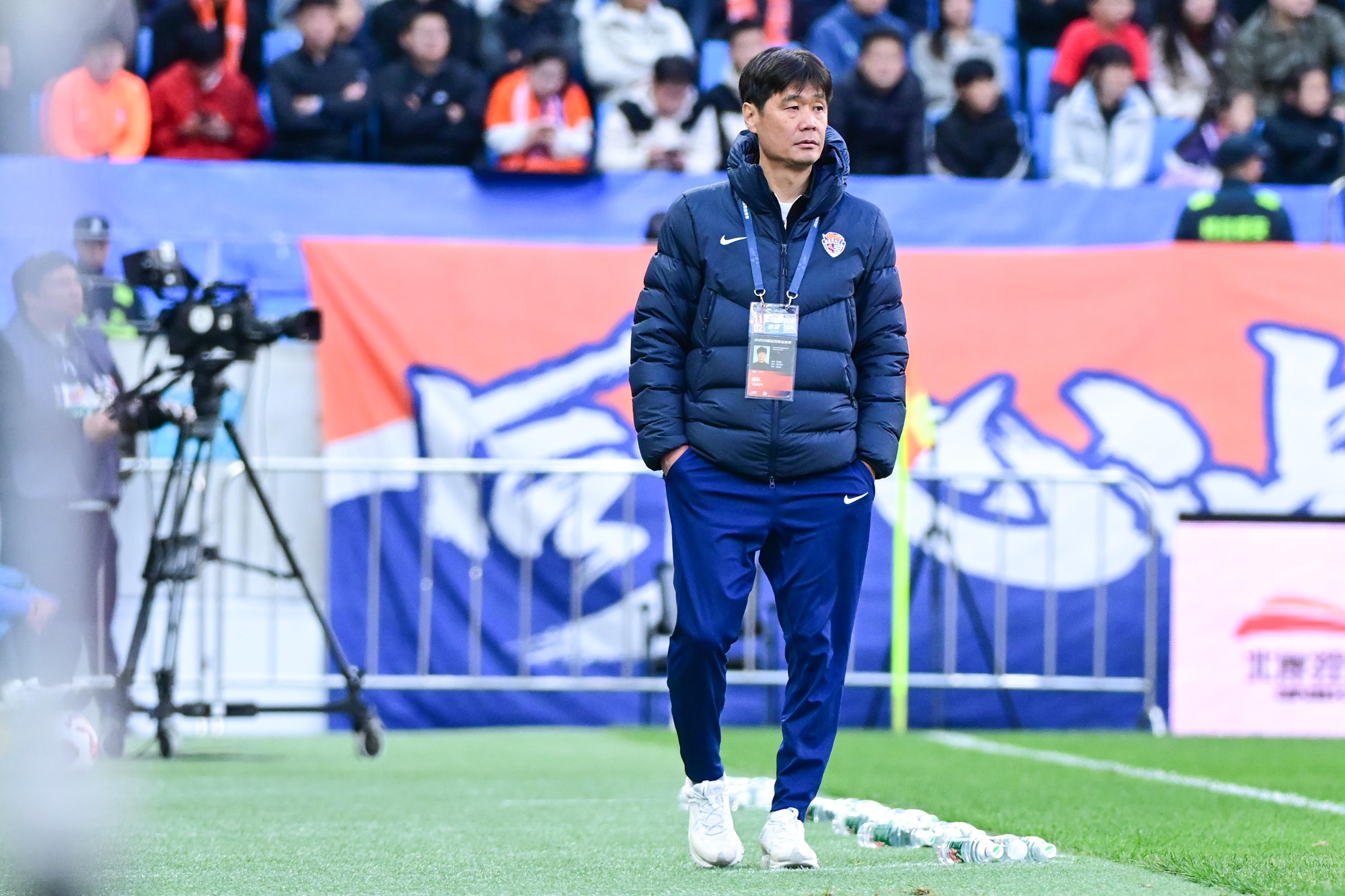 媒体人：关于国足主帅，圈内新消息是李霄鹏也被纳入候选