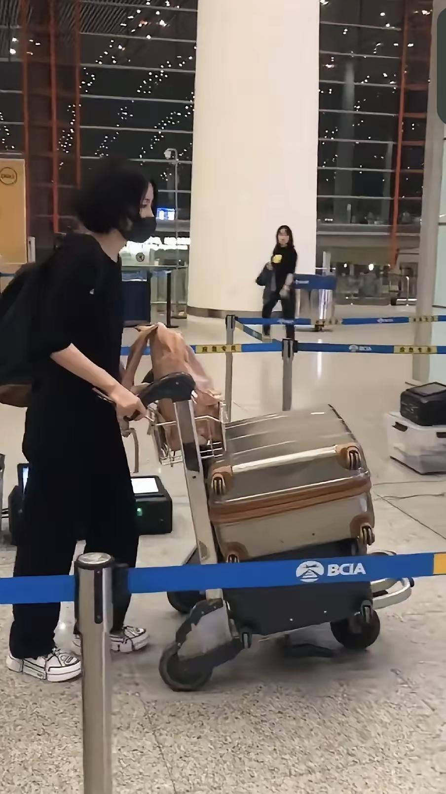 王菲确实与众不同。穿一黑色休闲装戴着口罩，都能吸引路人的眼球。不得不说人家王菲就