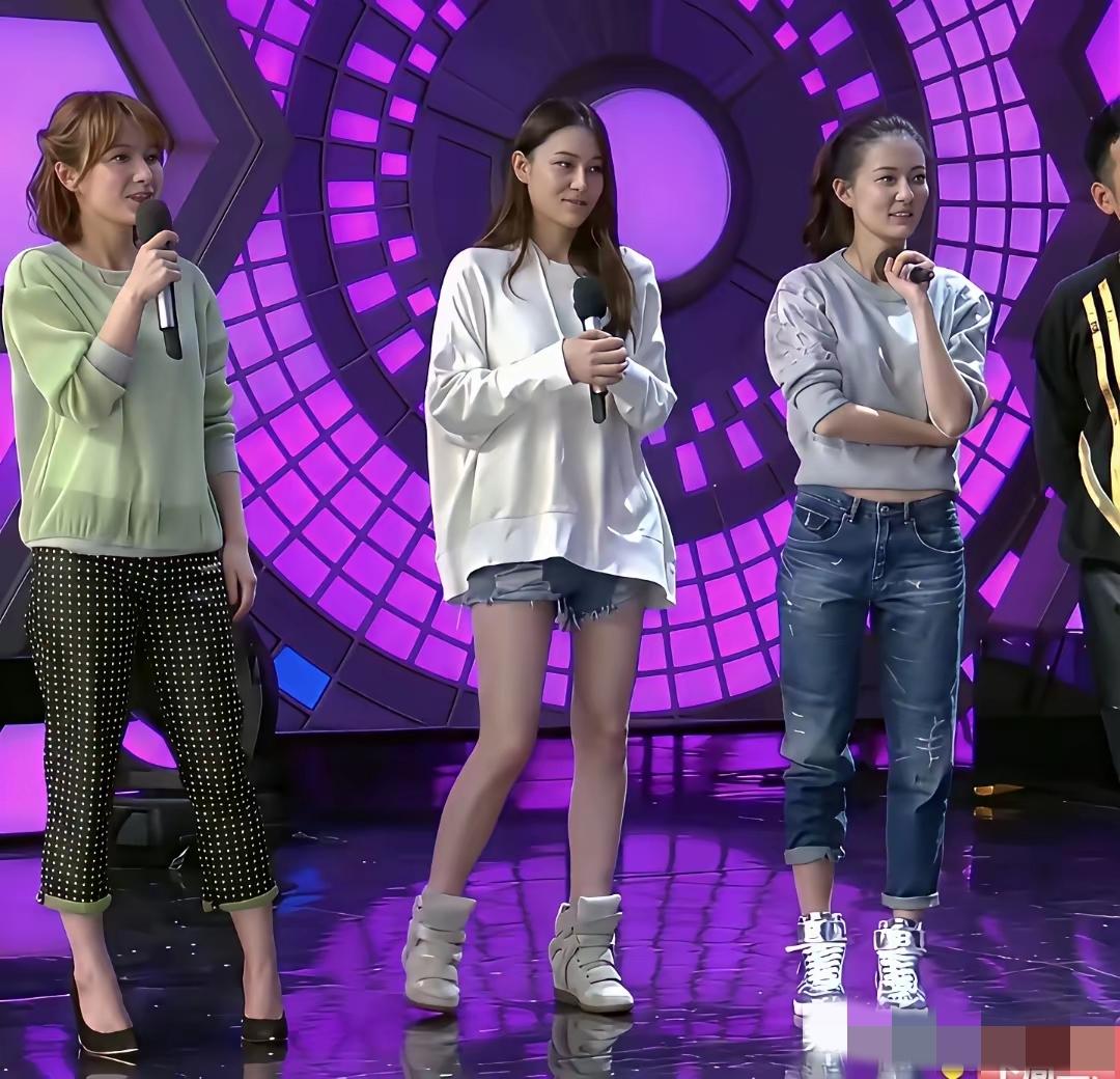 吴昕张馨予徐璐三人早期同框亮相
无美颜无滤镜，张馨予不愧担得起女神之名，站在中间