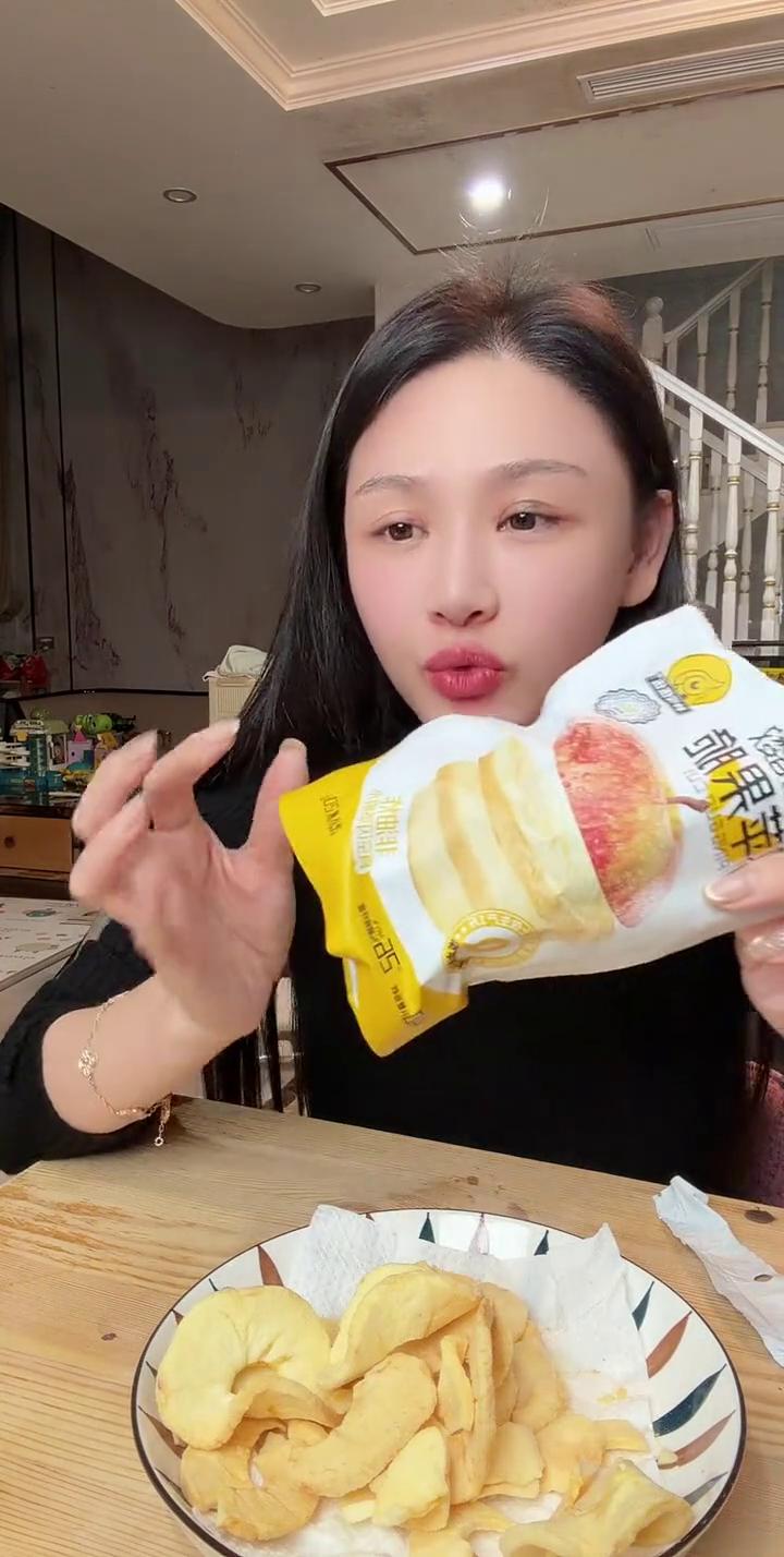 现在可火了，这个苹果脆。咱家这苹果脆是脱水烘干，没有油的，不是油炸的。还是小糖心