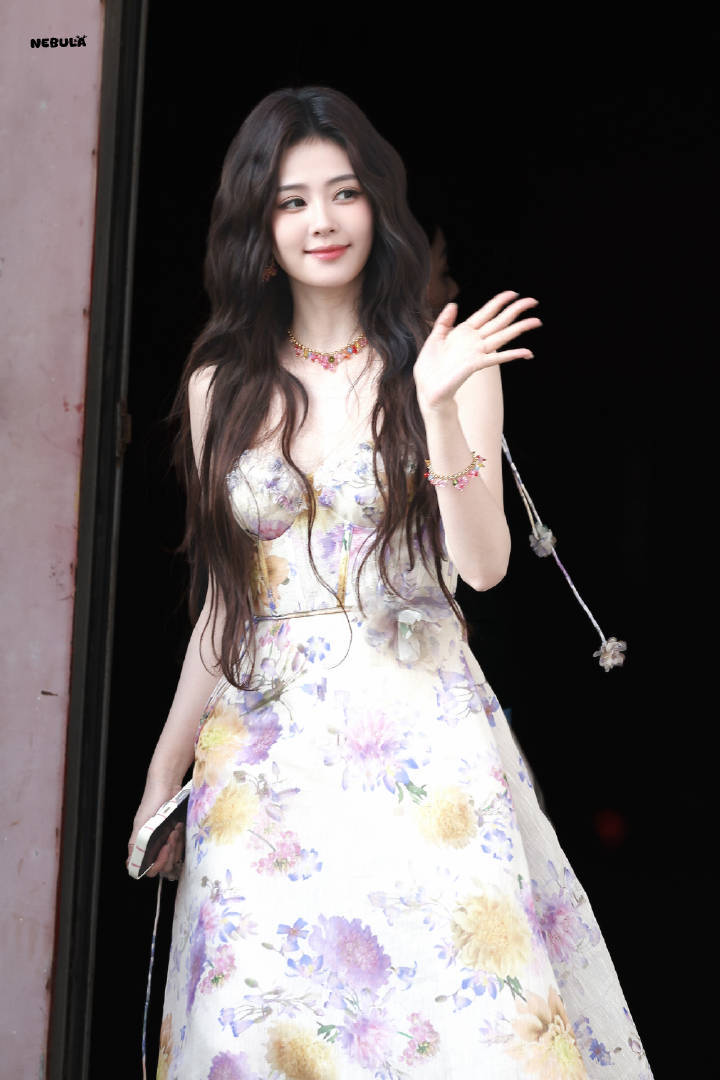 白鹿吊带花朵裙白鹿大波浪花朵裙造型 白鹿大波浪花朵裙造型很有夏天的感觉了