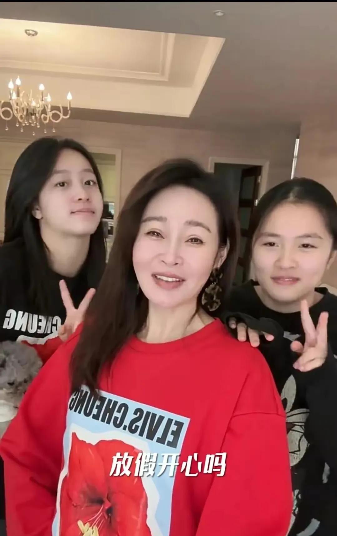 都这么大年纪了，还过得像个小姑娘一样。