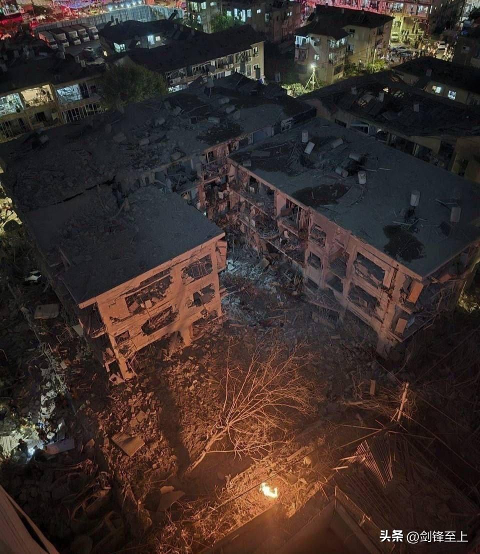 昨晚以色列被炸得有点透！
根据以色列媒体的报道，迪莫纳的第一起袭击造成59人受伤