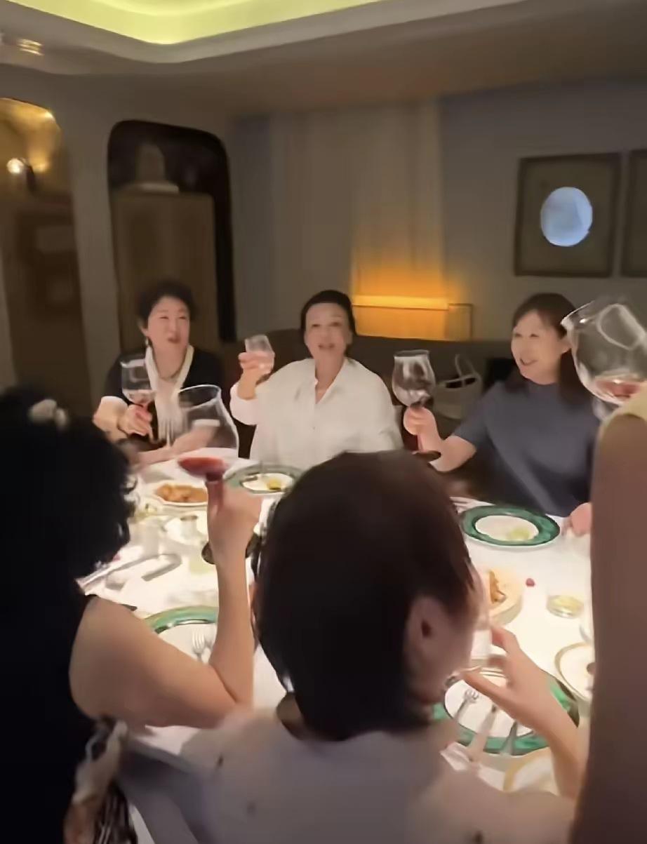 张兰又和闺蜜聚餐了。临近新年张兰除了工作也不忘记和老友们相聚，据传过段时间玥玥和