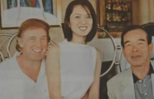 1995年，49岁的特朗普身处香港，怀中抱着一位神秘的中国女人，慵懒的坐在他的腿