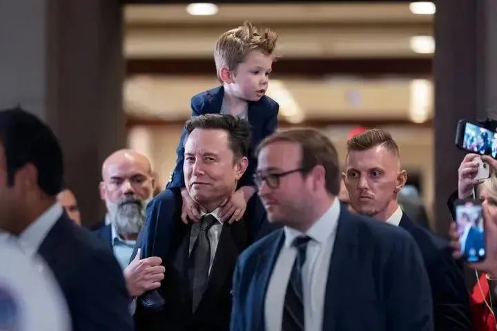马斯克去国会上班带娃，这老马真的宠儿狂魔了，第一次去国会上班，还扛着儿子在肩头，