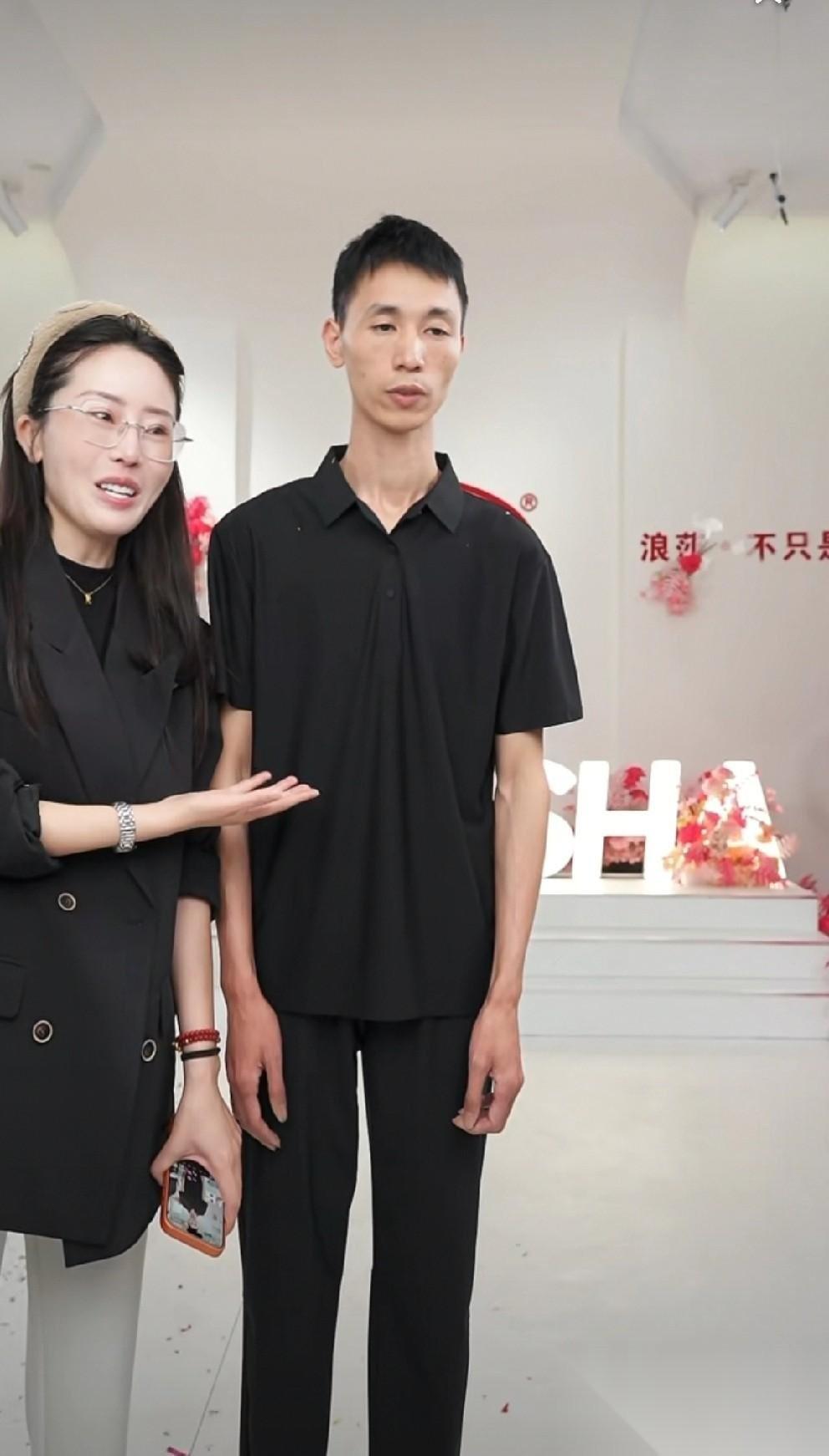 在浙江浪莎总部，李鑫开始了他的首场直播。姐姐李林来支持了，占据榜一的位置。李鑫紧