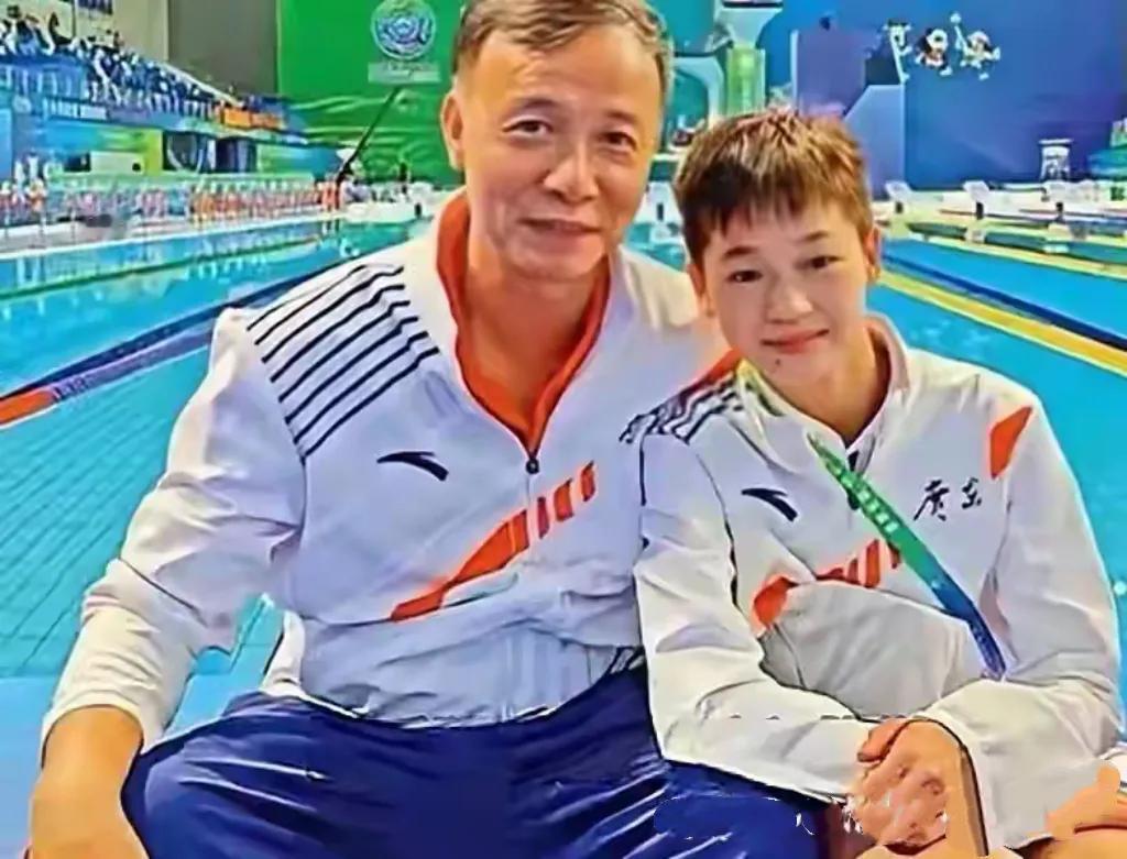 家人们， 全红婵与教练何威仪，书写着体坛最动人的师徒篇章。何威仪不仅是训练场上的