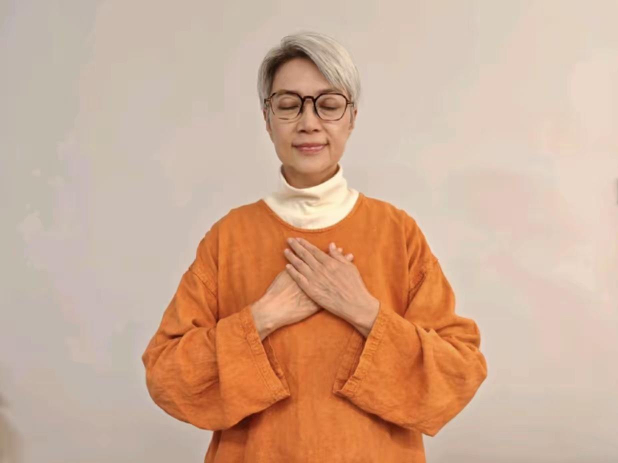 65岁的香港金牌演员陈敏儿去世，
她这一生，经历了太多坎坷。
最难熬的日子，早就