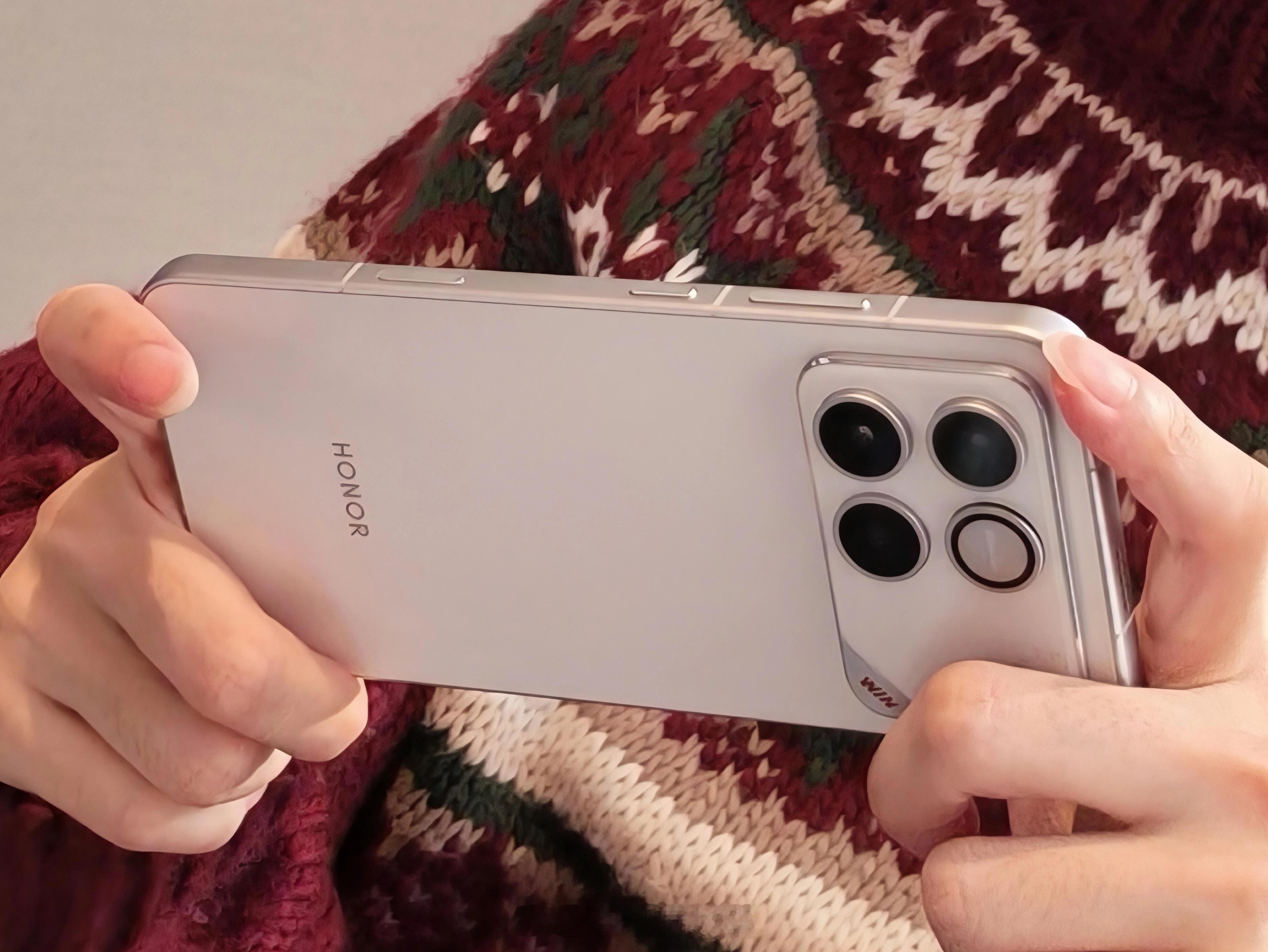 荣耀WIN 真机首曝！质感金属中框、主动散热风扇、独立AI肩键、WIN小红标，大