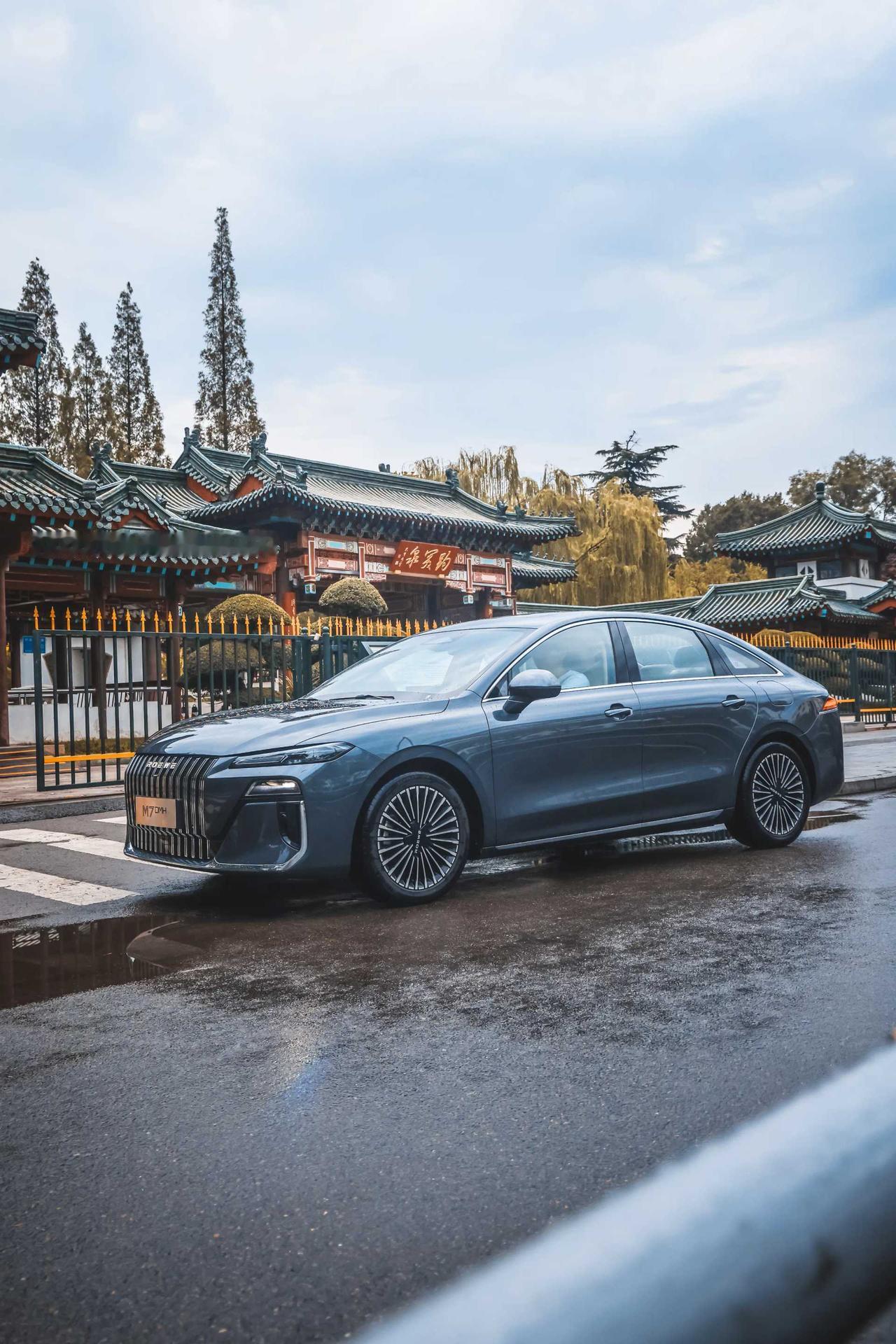 早上刷到土耳其要投资美国油气资产的新闻，再看到英国电网升级反而推高民众账单，这能